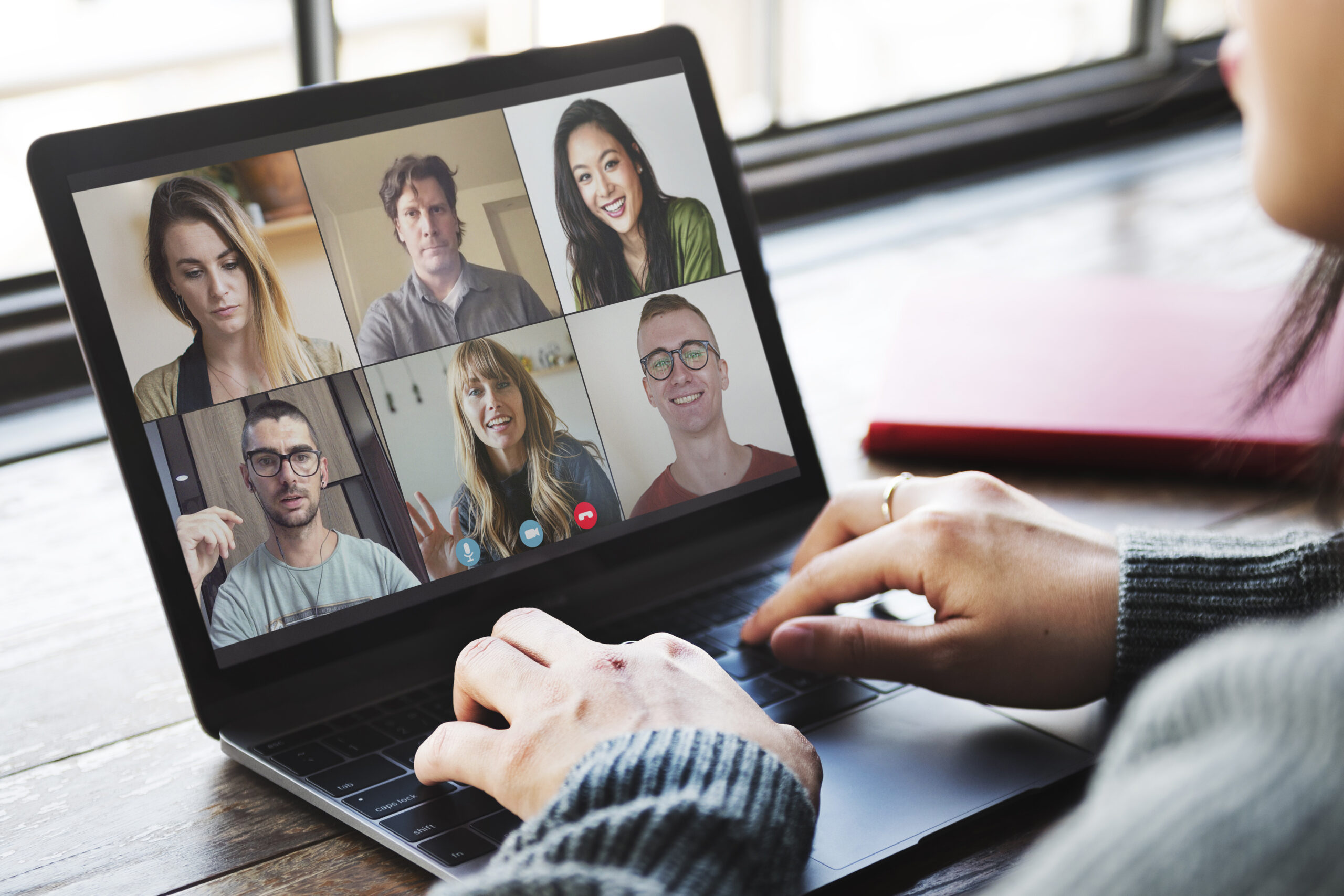 Colleagues having a video conference during the coronavirus pandemic (rawpixel.com)